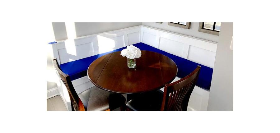 Classic Blue and White Color Scheme Proves Stunning in Breakfast Nook